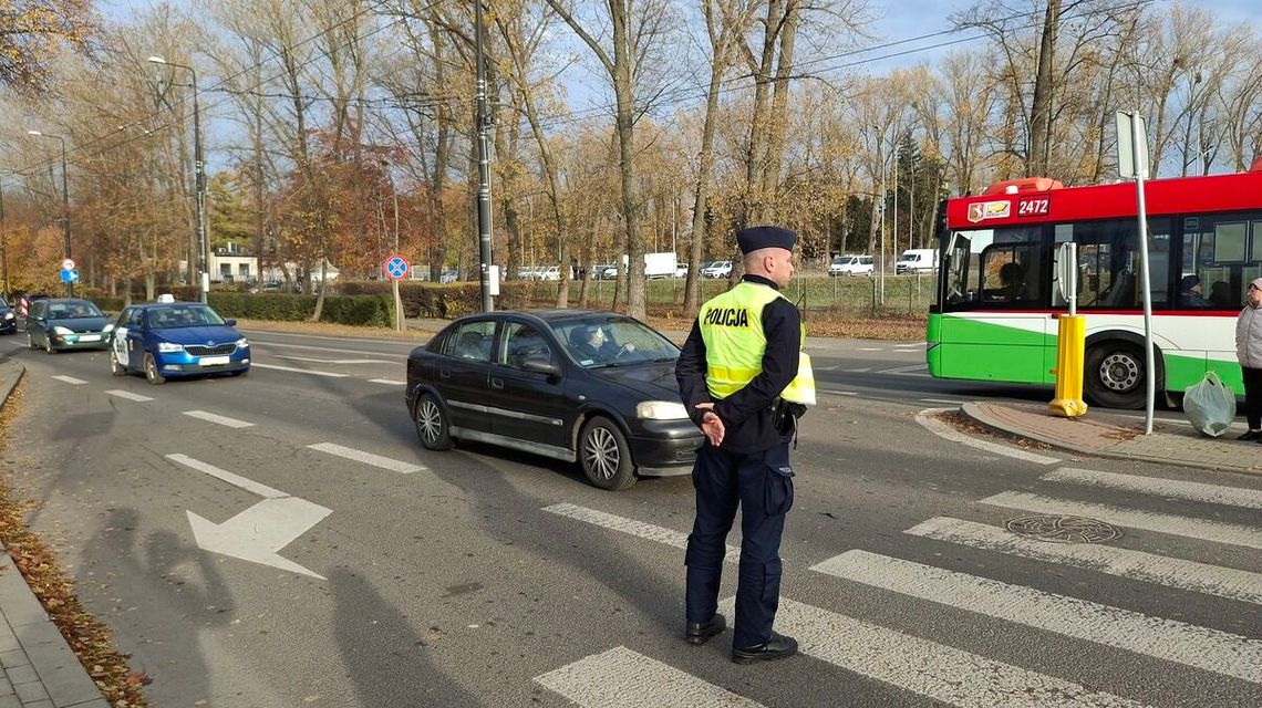 Patrole na drogach i na cmentarzach. Trwa akcja "Wszystkich Świętych"