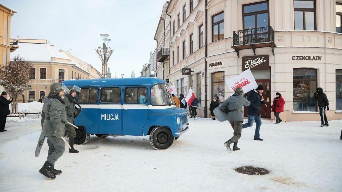 Patrole ZOMO w centrum Lublina. Rocznica wprowadzenia stanu wojennego