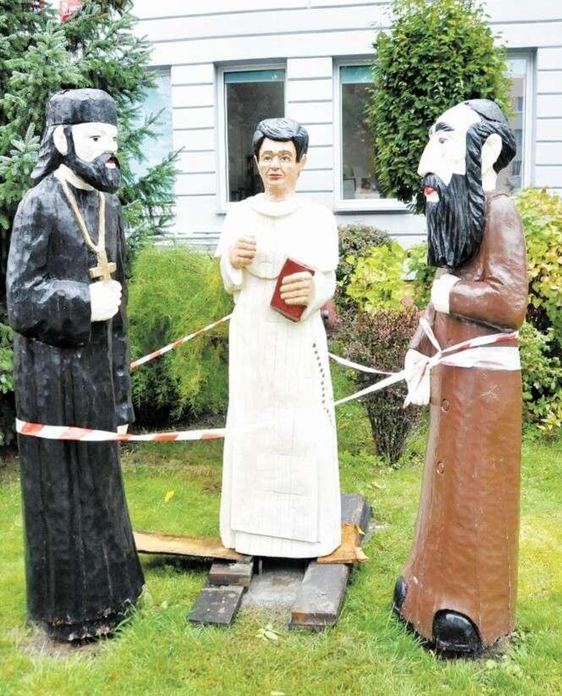 Paulin stracił głowę. Ale już wrócił w całości do rabina i batiuszki Paulin stracił głowę. Ale już wrócił w całości do rabina i batiuszki