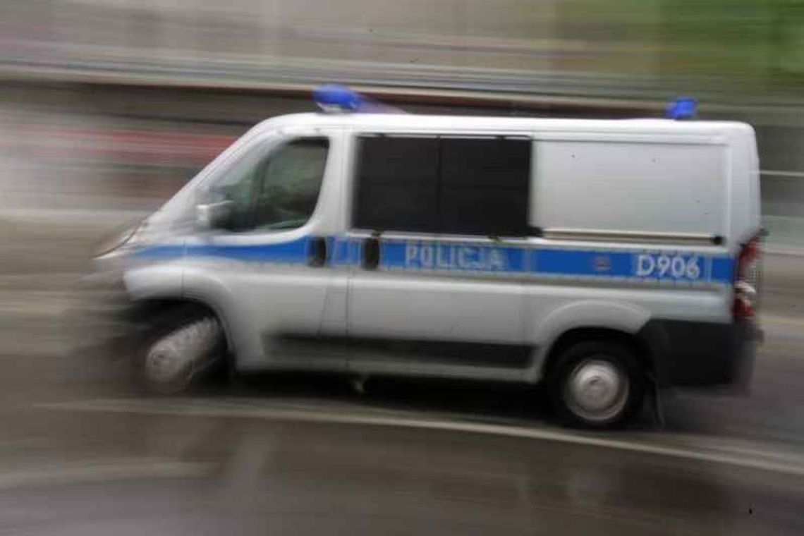 Pawia: Samochód rozbił się na drzewie, kierowca nie żyje Pawia: Samochód rozbił się na drzewie, kierowca nie żyje