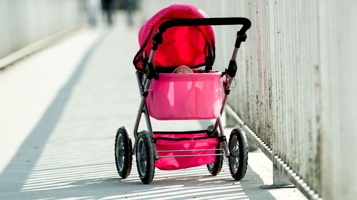 Pchał wózek środkiem jezdni. Nie dość, że pijany, to jeszcze agresywny