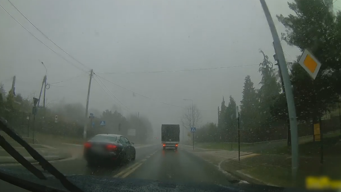 „Pech” kierowcy. Wyprzedził nieoznakowany radiowóz przed przejazdem kolejowym. Wideo