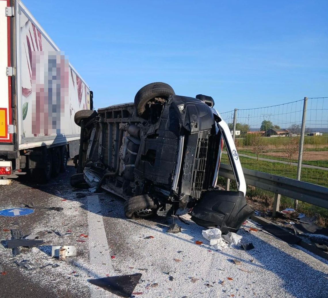 Pechowa seria kolizji na S17. Ranny policjant trafił do szpitala