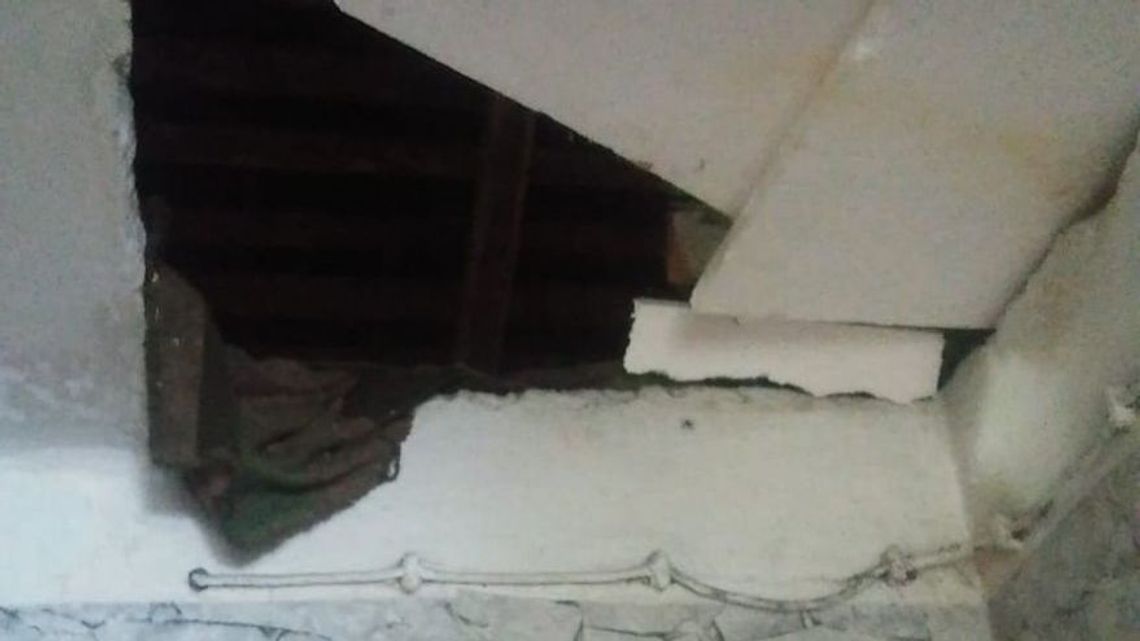 Pechowa wpadka złodzieja. Spadł z sufitu prosto w ręce policjantów