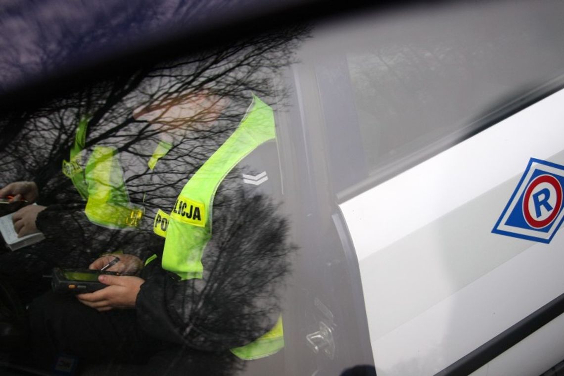 Pechowy dzień. Najpierw stłuczka, potem auto spadło z lawety