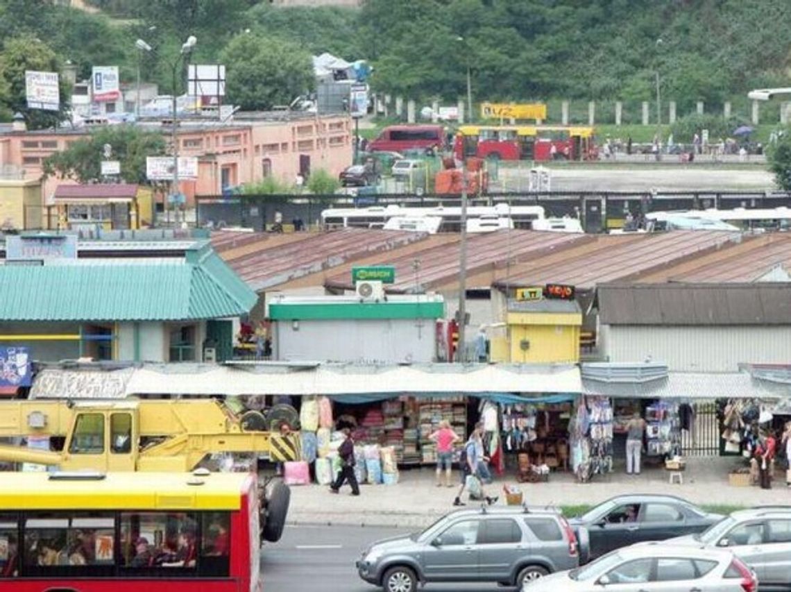 Pekaes, Podzamcze i pieniądze Pekaes, Podzamcze i pieniądze