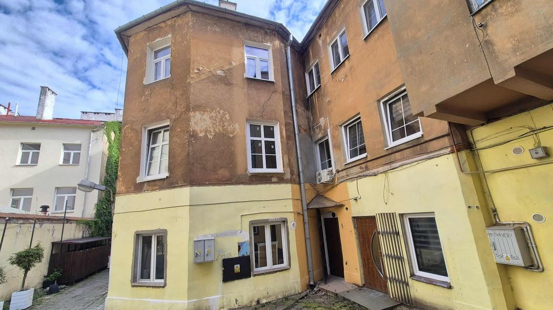 Pękająca kamienica na deptaku: wyłączona z użytku, właściciel z rygorem wykonania prac