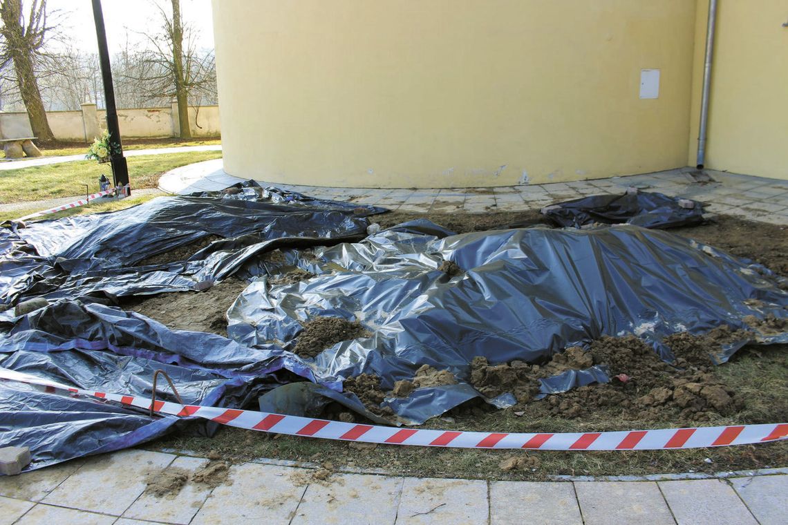 Pękła rura, przy kościele pod Lublinem wykopali kości