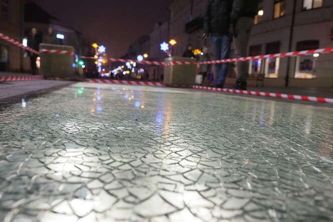 Pękła szyba w "oknie czasu" na deptaku. Ktoś ją uszkodził? "Sprawdzamy to"