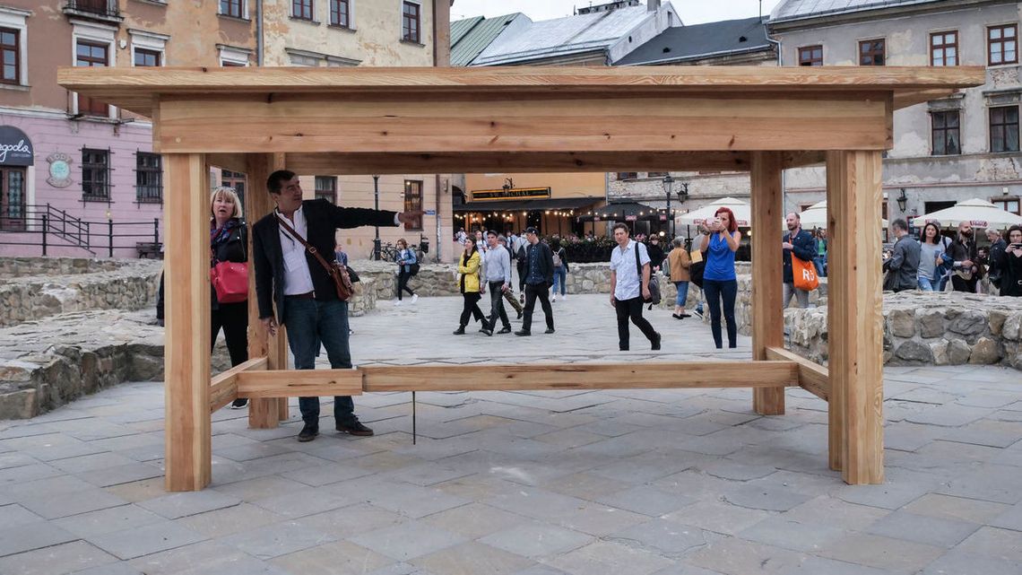Pęknięty stół, nadpalone witacze, zaorana ziemia. Co oznaczają instalacje w centrum Lublina? [zdjęcia]