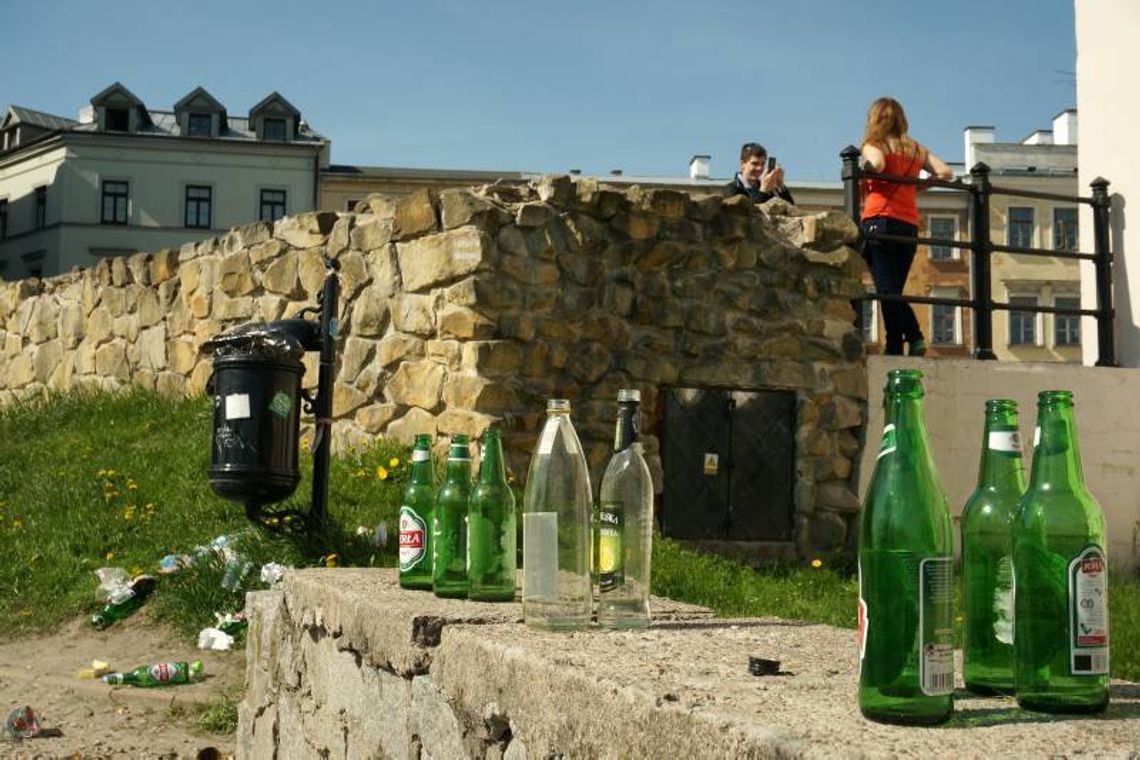 Pełno śmieci po koncercie otwierającym Lubelskie Dni Kultury Studenckiej (zdjęcia) Pełno śmieci po koncercie otwierającym Lubelskie Dni Kultury Studenckiej (zdjęcia)