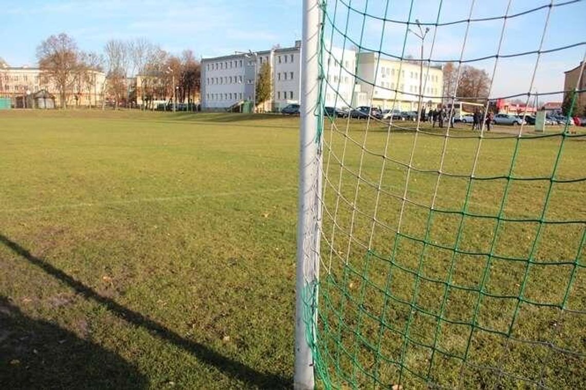 Pełnowymiarowe boisko w Białej Podlaskiej. Do trzech razy sztuka