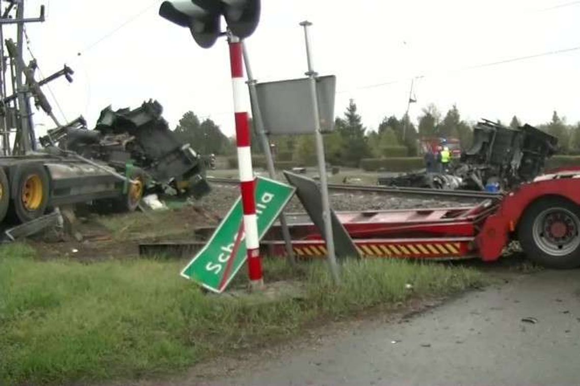 Pendolino staranowało ciężarówkę na przejeździe. 18 osób rannych Pendolino staranowało ciężarówkę na przejeździe. 18 osób rannych