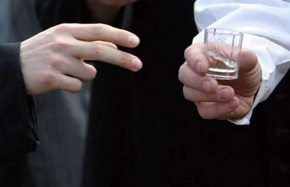 Pępkowe w szkolnej kotłowni. Woźny dostał w twarz od dyrektora?