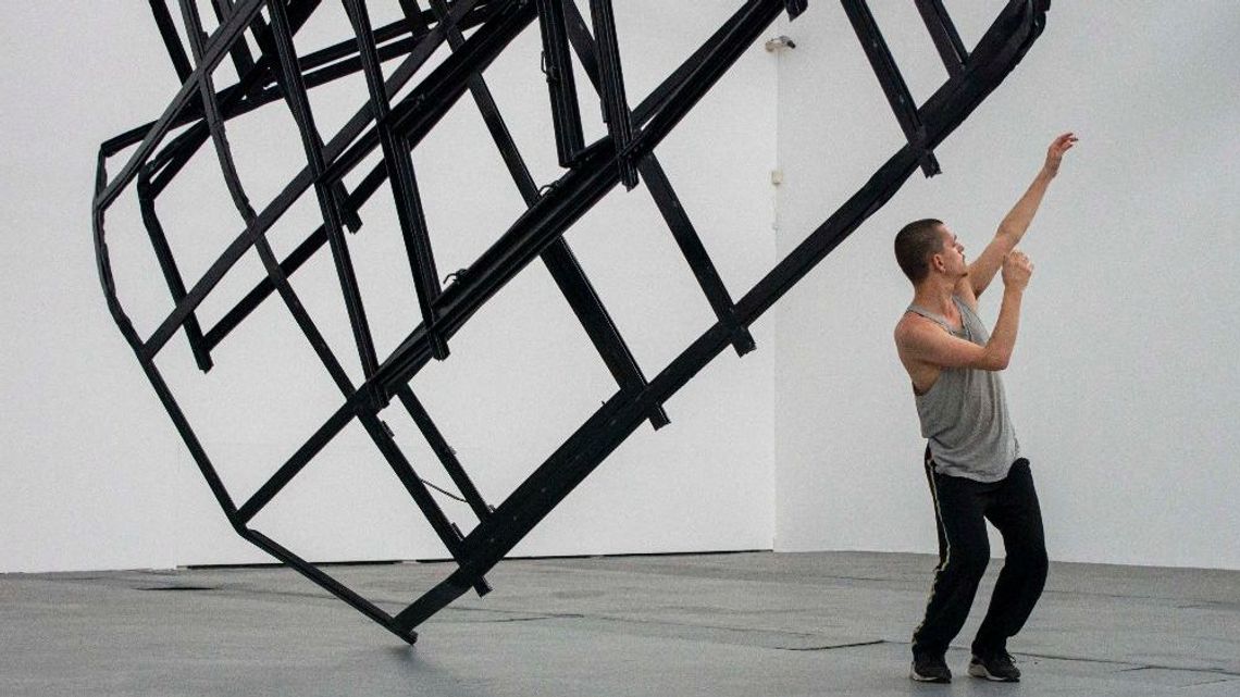 Performance Filipa Kijowskiego w Galerii Labirynt