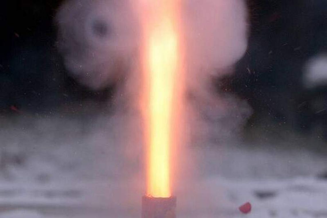 Petarda rzucona z balkonu uderzyła 16-latka. Poparzyła mu szyję Petarda rzucona z balkonu uderzyła 16-latka. Poparzyła mu szyję