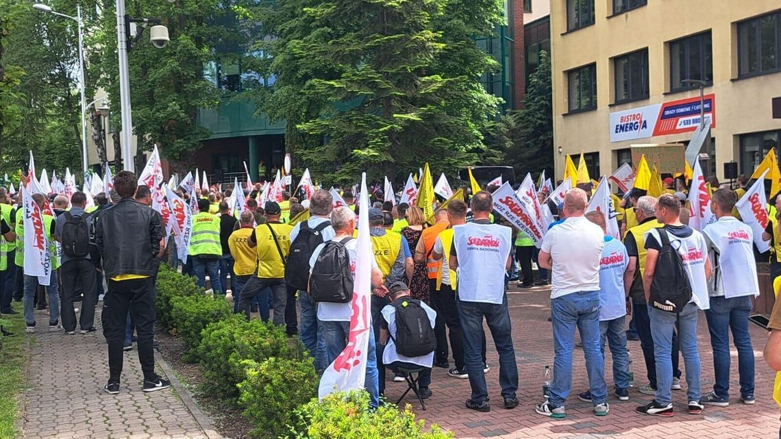Petycja, postulaty i podwyżki. Pikieta pracowników PGE Dystrybucja 