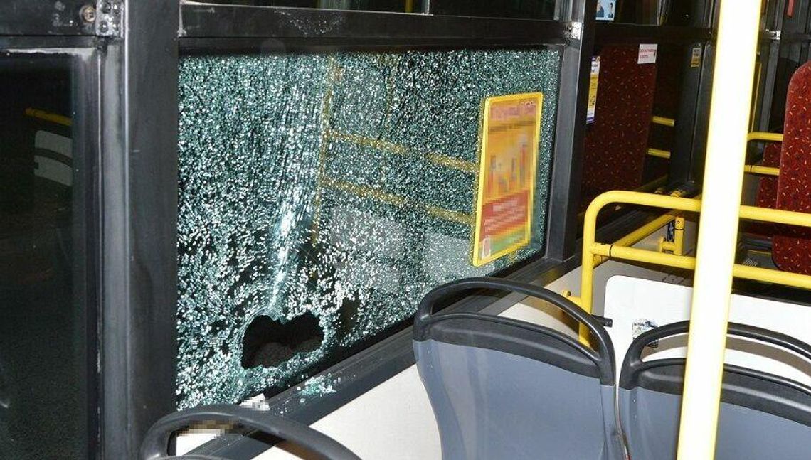 Pewnie myślał, że mu się upiekło. Butelką rozbił szybę w autobusie Pewnie myślał, że mu się upiekło. Butelką rozbił szybę w autobusie