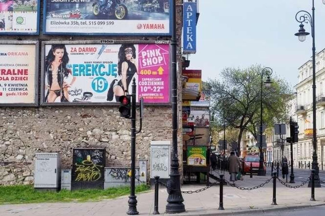 "Pewny sposób na erekcję". Radny oburzony billboardem, miasto mu odpowiada