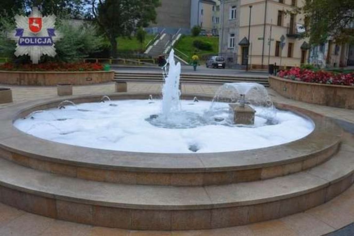 Piana w fontannie w Chełmie. Dla żartu wlali do niej szampon
