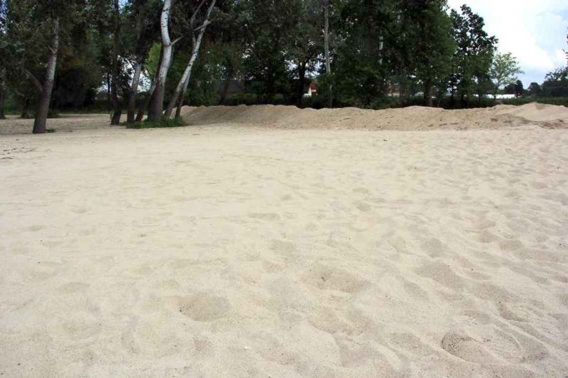 Piasek nad Wisłą w Puławach już jest. Teraz czas na plażowiczów
