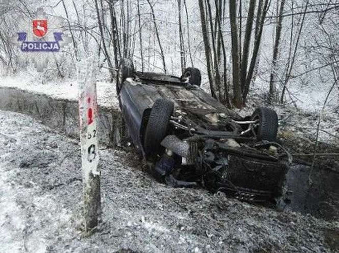 Piaski: Kierowca audi dachował w rowie