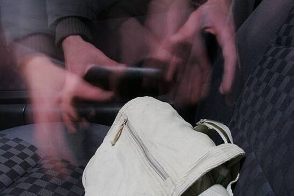 Piaski. Okradł kobietę przy cmentarzu