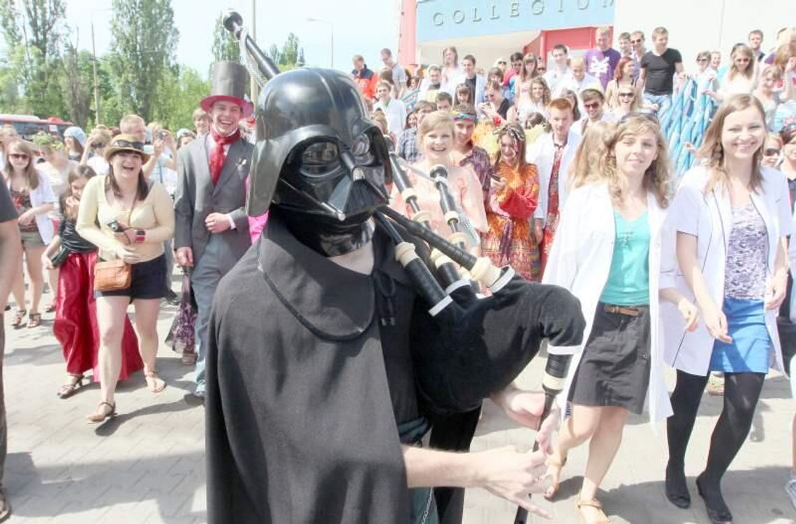 Piątek na Kozienaliach i Medykaliach. Hey i pokaz świetlny P.I.W.O Piątek na Kozienaliach i Medykaliach. Hey i pokaz świetlny P.I.W.O