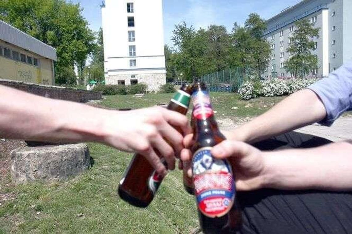 Picie alkoholu pod chmurką będzie legalne? "Obecna ustawa nie przystaje do realiów" Picie alkoholu pod chmurką będzie legalne? "Obecna ustawa nie przystaje do realiów"