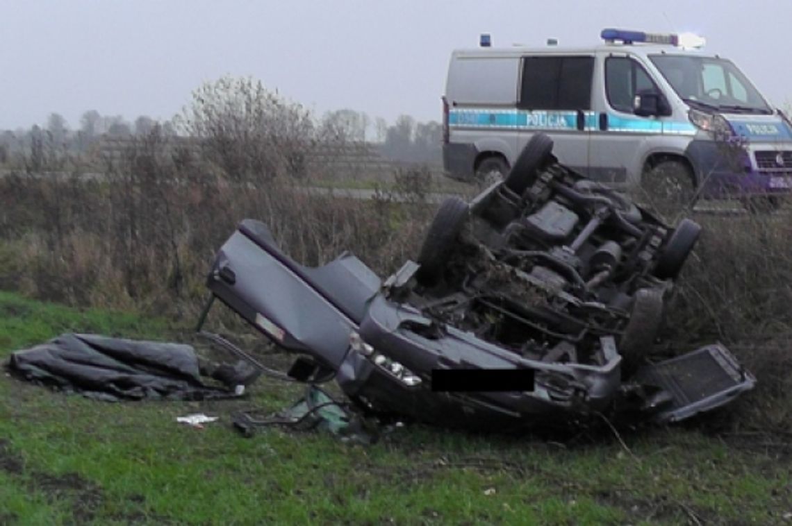 Piechy. Samochód w rowie, jedna osoba nie żyje