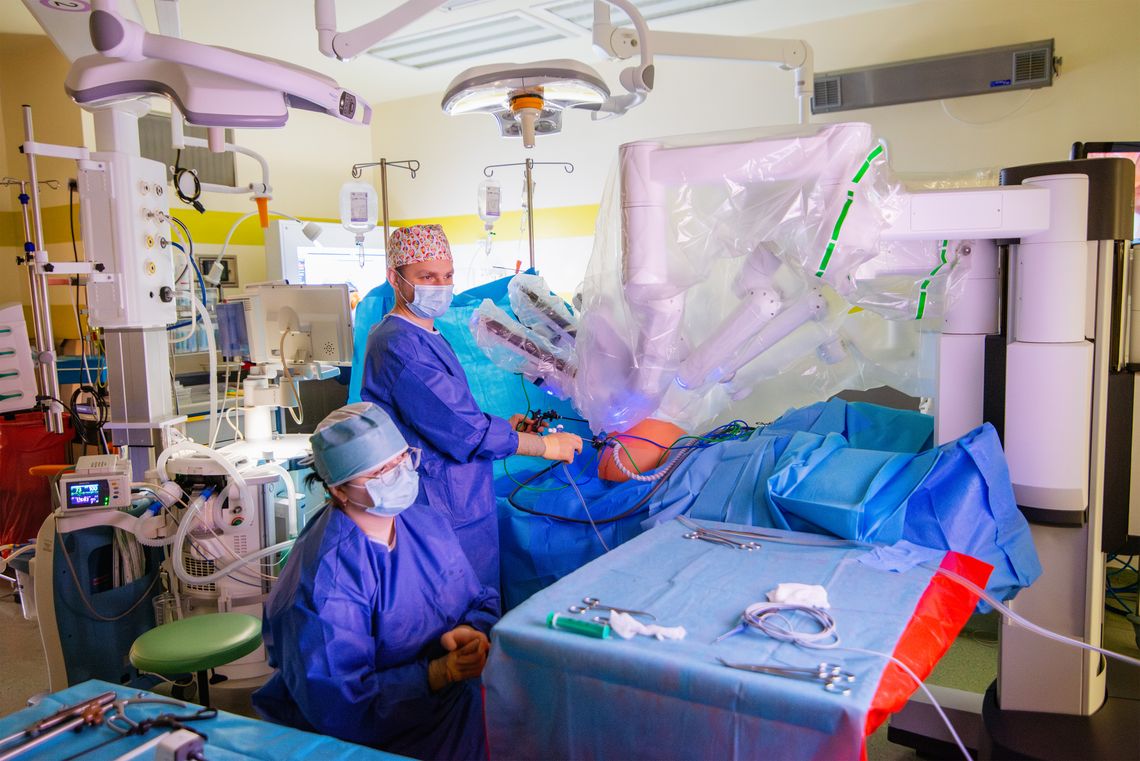 Pięćsetna operacja z użyciem robota da Vinci w COZL. „Technologia staje się przedłużeniem rąk chirurga”