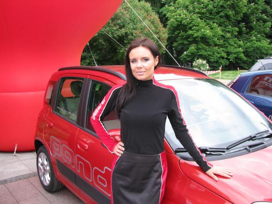 Piękne dziewczyny na Targach Motoryzacyjnych 2012