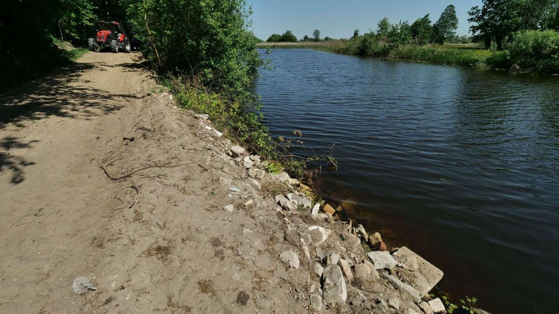 Piękne jezioro na obszarze Natura 2000. Naprawiali drogę, wsypali gruz do wody Piękne jezioro na obszarze Natura 2000. Naprawiali drogę, wsypali gruz do wody