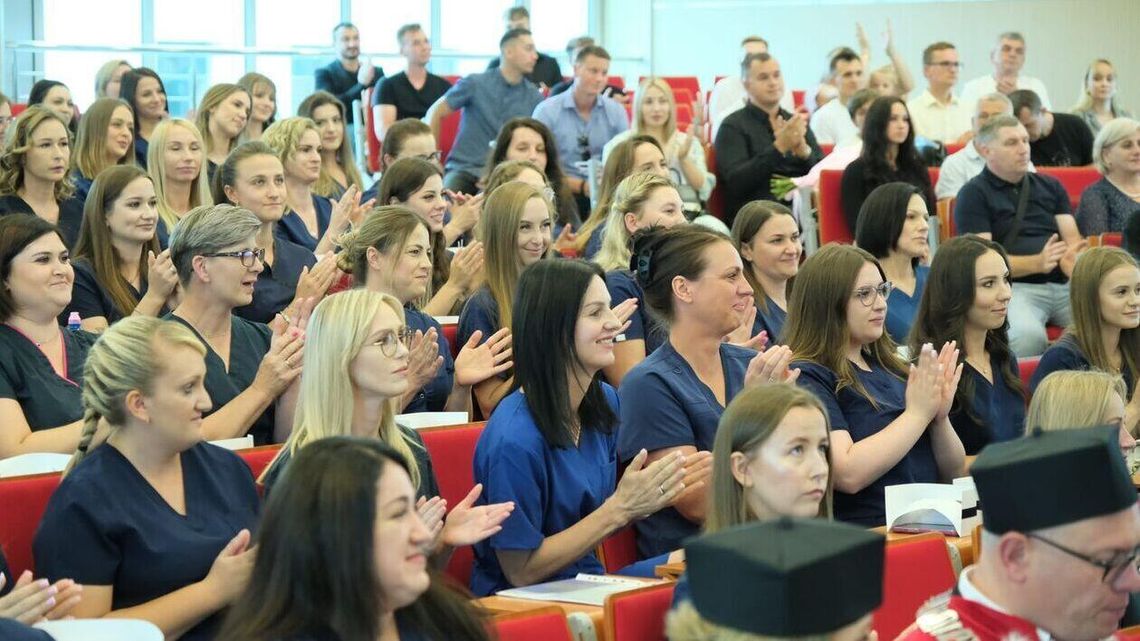 Pielęgniarki świętują. Odebrały dzisiaj dyplomy ukończenia studiów