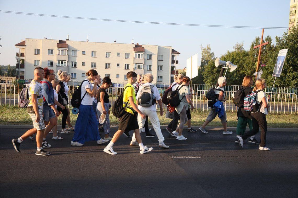Pielgrzymi idą do Wąwolnicy (fotogaleria)
