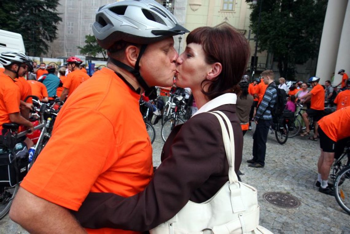 Pielgrzymi na rowerach wyruszyli w drogę na Jasną Górę (zdjęcia) Pielgrzymi na rowerach wyruszyli w drogę na Jasną Górę (zdjęcia)