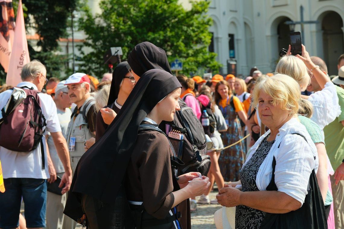 Pielgrzymi przejdą przez Lublin. W sobotę kierowców czekają utrudnienia Pielgrzymi przejdą przez Lublin. W sobotę kierowców czekają utrudnienia