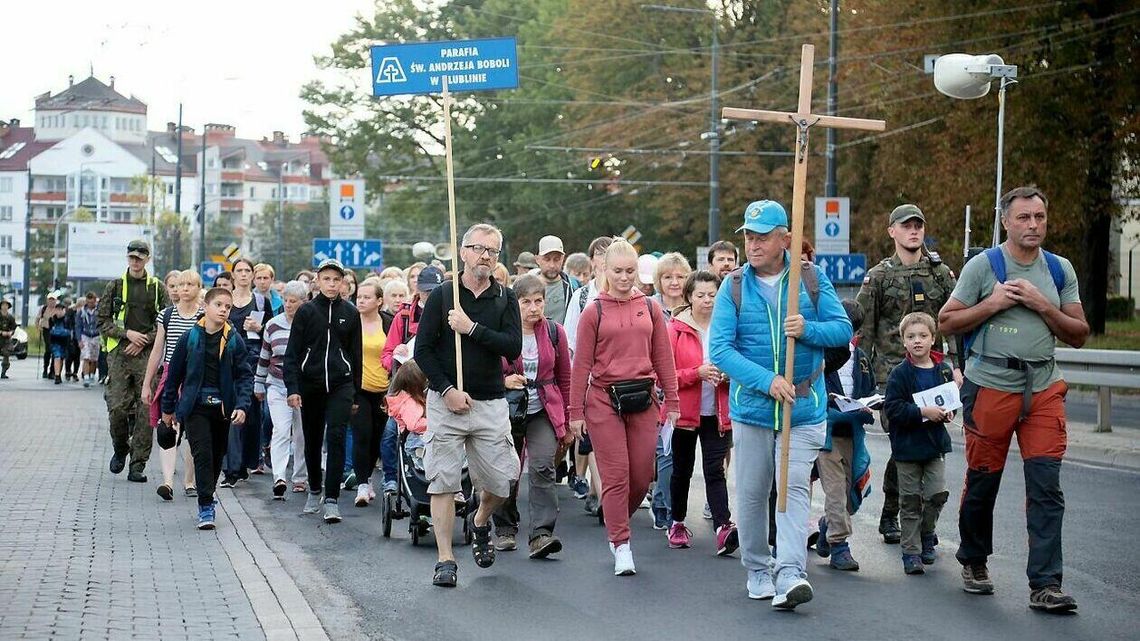 Pielgrzymi wyruszyli z Lublina do Wąwolnicy. Na miejsce dotrą wieczorem [zdjęcia]