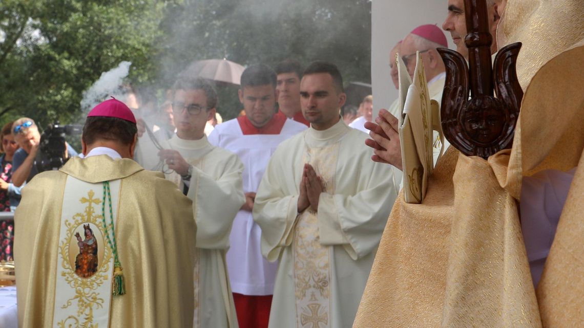 Pielgrzymi zmierzają do Wąwolnicy. Ruszają religijne uroczystości