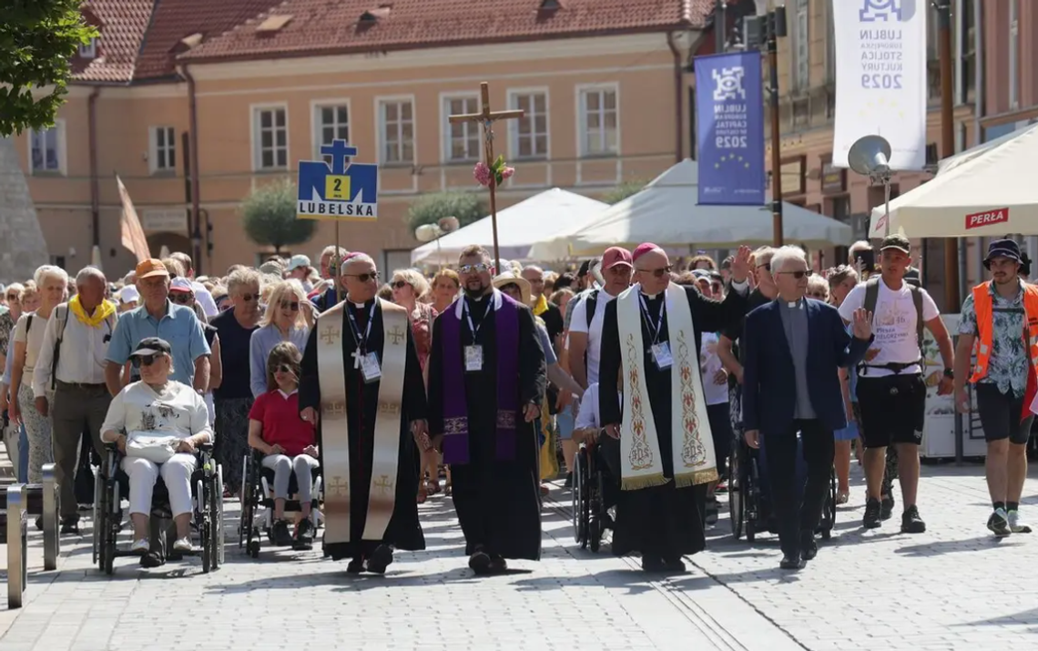 Pielgrzymka i uroczysty przemarsz w Lublinie. W poniedziałek kierowcy muszą liczyć się z utrudnieniami Pielgrzymka i uroczysty przemarsz w Lublinie. W poniedziałek kierowcy muszą liczyć się z utrudnieniami