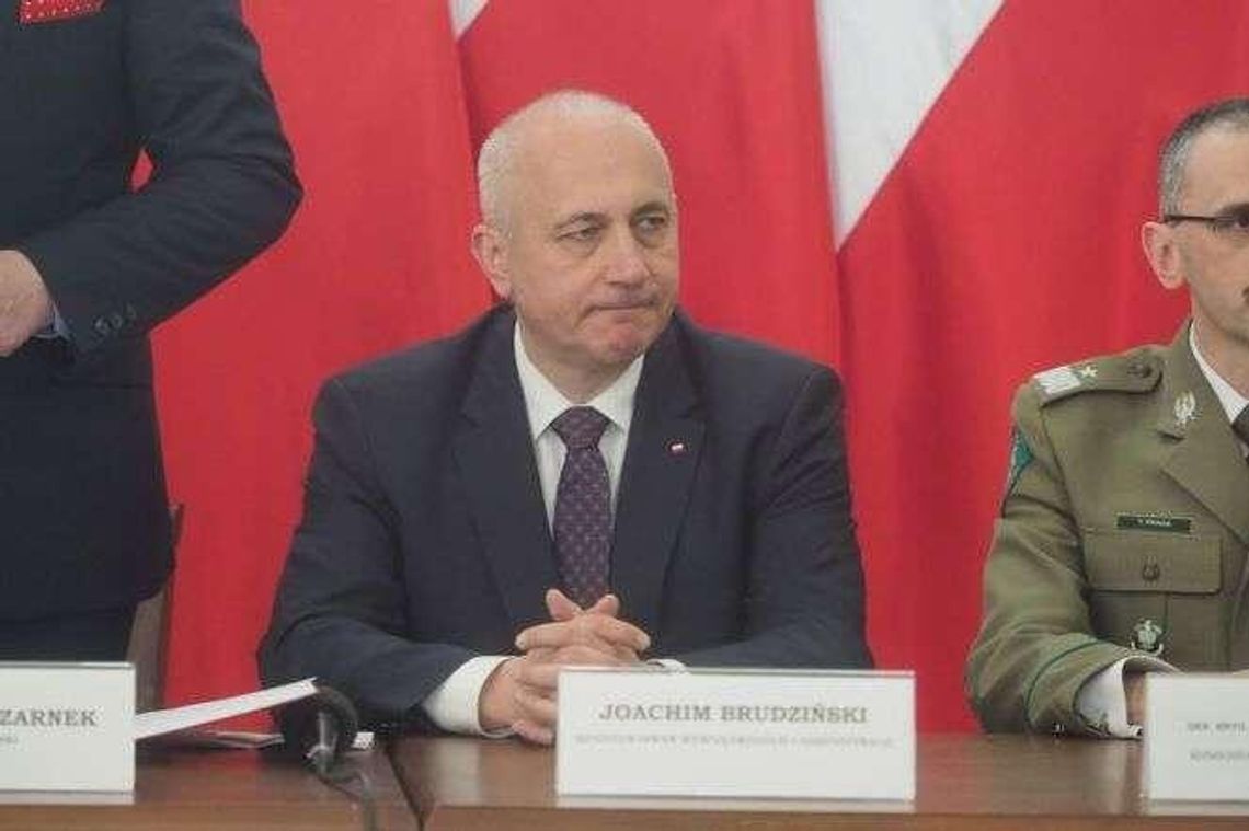 Pieniądze na zniszczone drogi. Minister prosił żeby "każdą złotówkę oglądać po kilka razy"