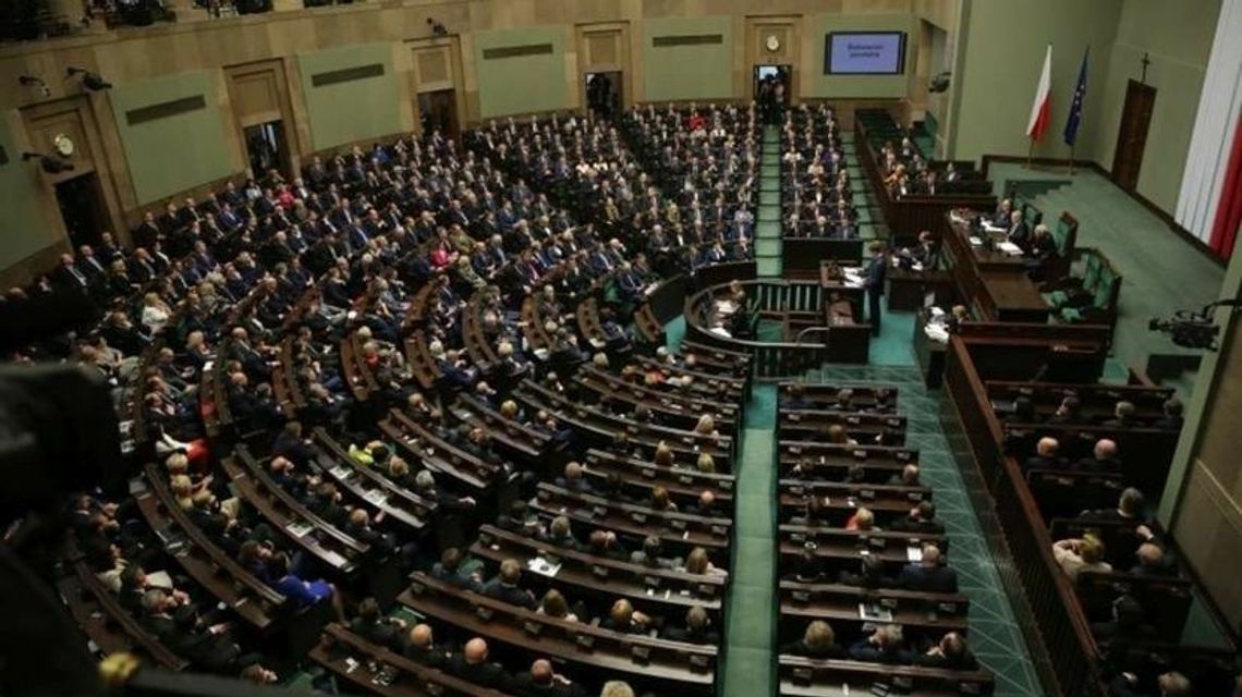 Pieniądze polityków. Ład zabrał, to Sejm oddał