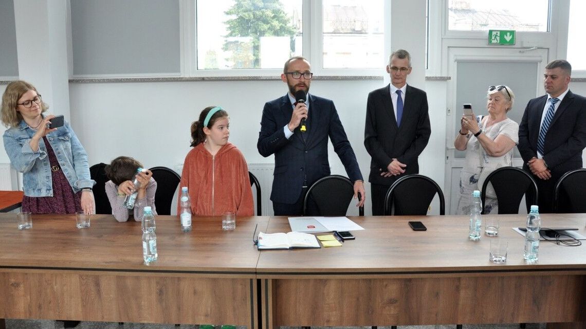 Pierwsza decyzja nowego burmistrza. Jego ludzie mają wpływy również w powiecie 