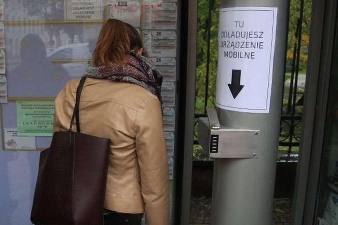 Pierwsza ładowarka do telefonu na przystanku w Lublinie. Może być ich więcej
