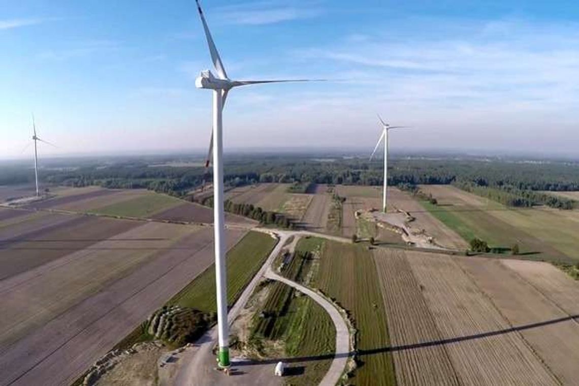 Pierwsza tak duża farma wiatrowa w regionie. Wideo z drona