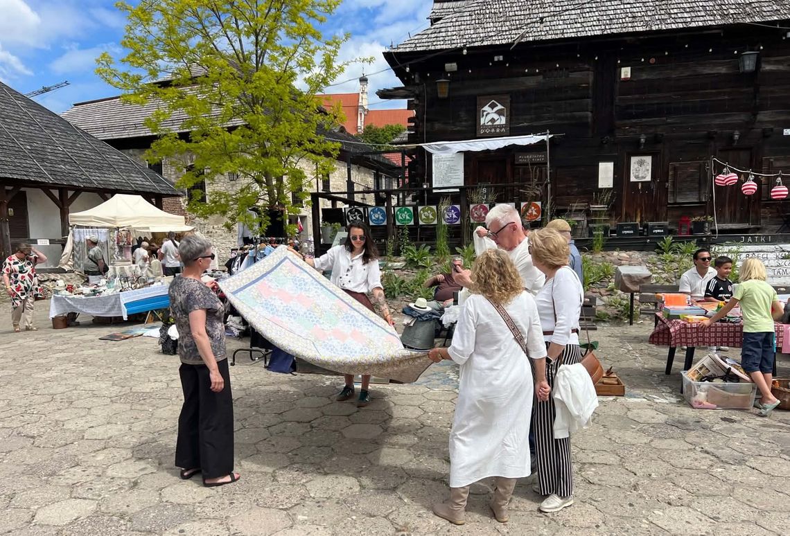Pierwsza wyprzedaż garażowa na Małym Rynku w Kazimierzu Dolnym Pierwsza wyprzedaż garażowa na Małym Rynku w Kazimierzu Dolnym
