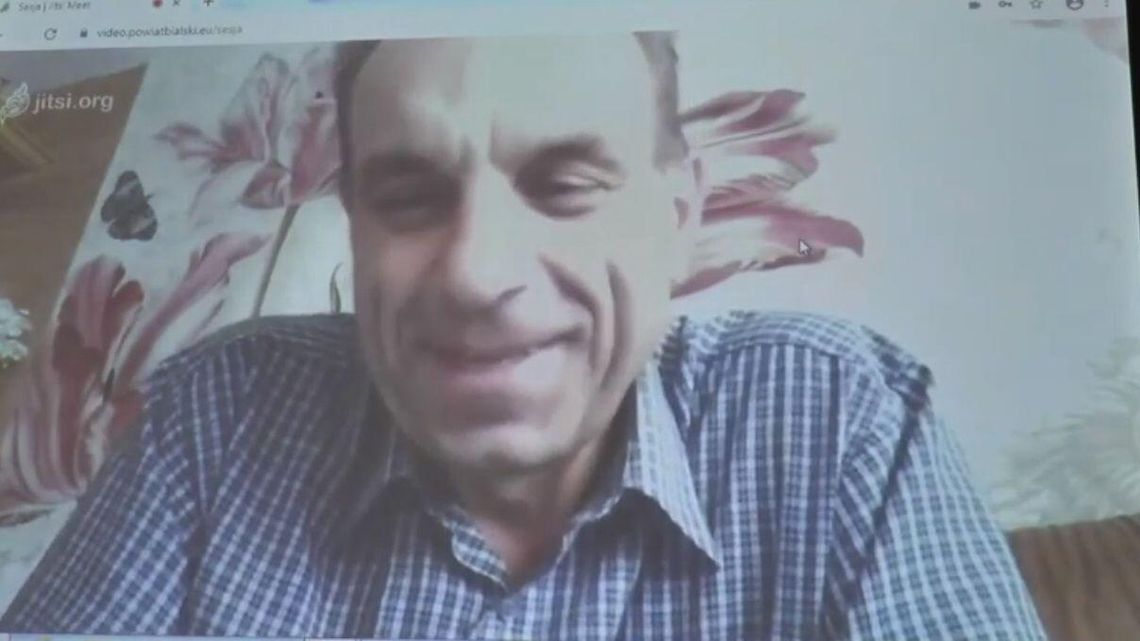 Pierwsza zdalna sesja rady, a radny żartuje, że nie ma pewnej części garderoby  