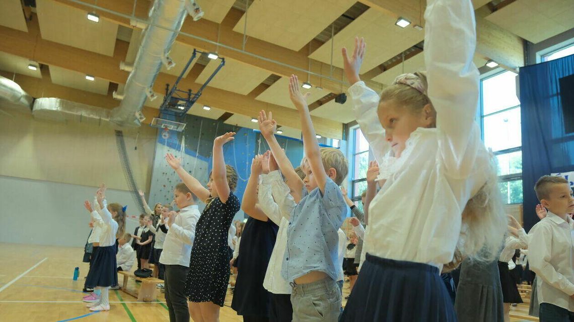 Pierwszaki w tej szkole już po ślubowaniu. Pomogli politycy 