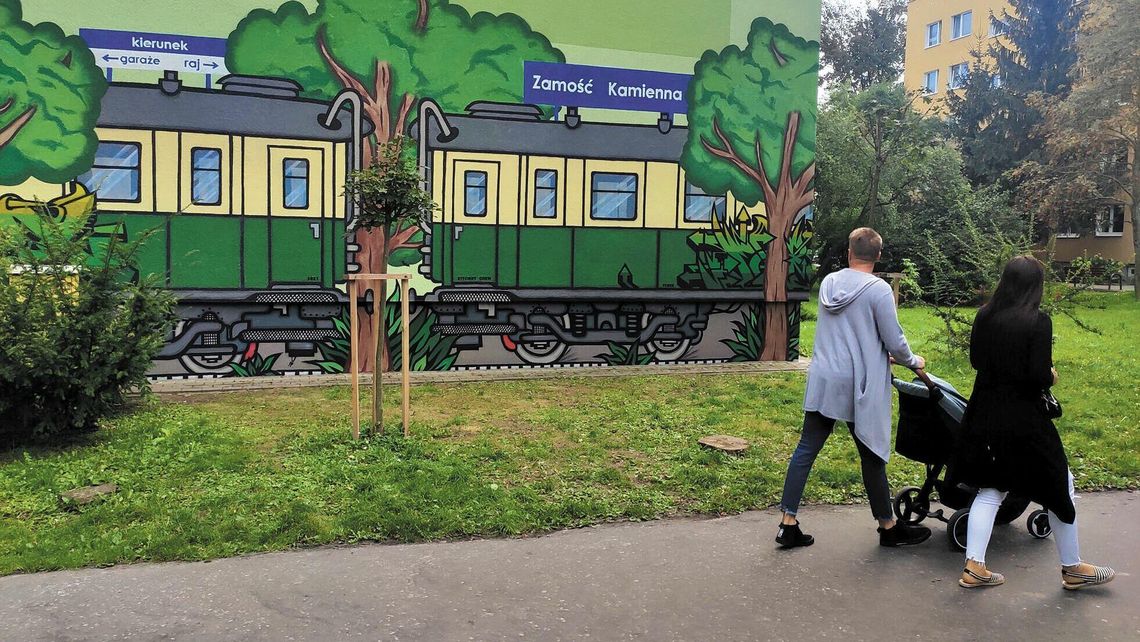 Pierwsze na ścianę wjechały wagony. Nowy mural w Zamościu