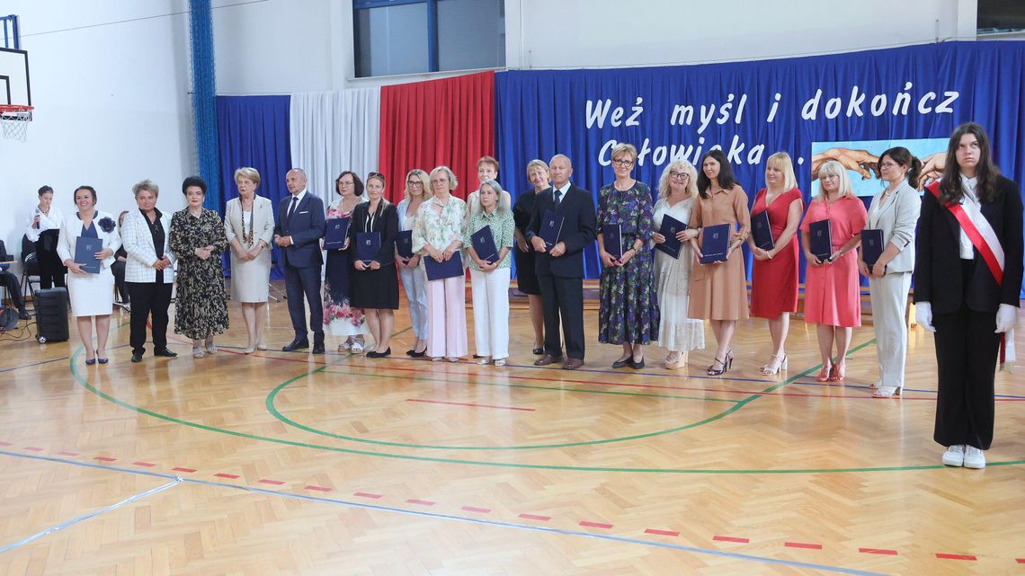 Pierwszy dzwonek 25 lat temu. Dziś uczy się tu 1500 dzieci Pierwszy dzwonek 25 lat temu. Dziś uczy się tu 1500 dzieci